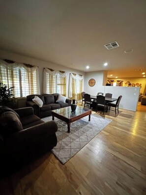 Smart TV, lareira, mesa de pingue-pongue, livros