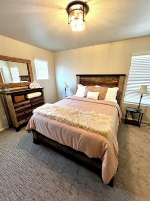 5 bedrooms, desk, iron/ironing board, travel crib