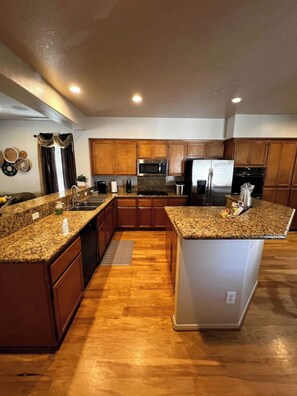 Geladeira, micro-ondas, fogão, cooktop