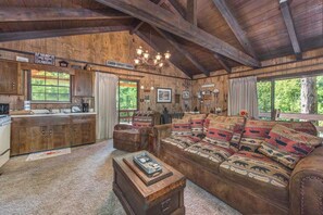 Televisión, chimenea, reproductor de DVD, oficina