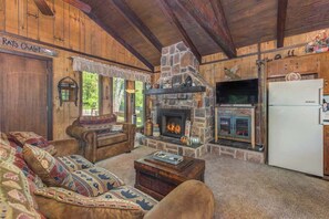 Televisión, chimenea, reproductor de DVD, oficina