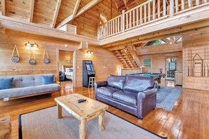 Televisión, chimenea, reproductor de DVD y oficina