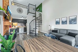 Télévision, cheminée, espaces bureaux