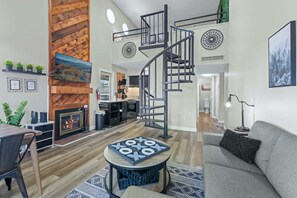 Télévision, cheminée, espaces bureaux