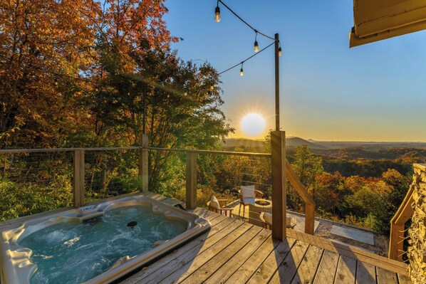 Outdoor spa tub - The Roxy – 2 Homes in 1! (Sevierville)