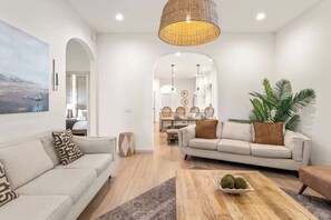 Televisie, een open haard en een kantoor