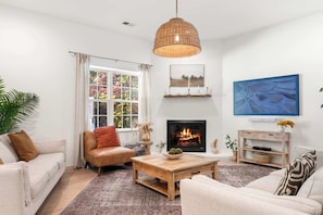 Televisión, chimenea y oficina 