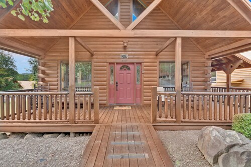 3 BDR Log Cabin in Cozy Resort w/ Private Hot Tub