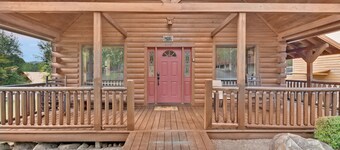 3 BDR Log Cabin in Cozy Resort w/ Private Hot Tub