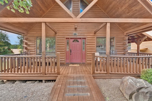 3 BDR Log Cabin in Cozy Resort w/ Private Hot Tub