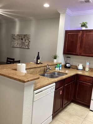 Microondas, horno, placa de cocina, lavavajillas