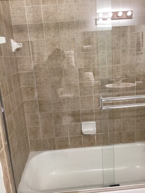 Douche, sèche-cheveux, serviettes fournies, savon
