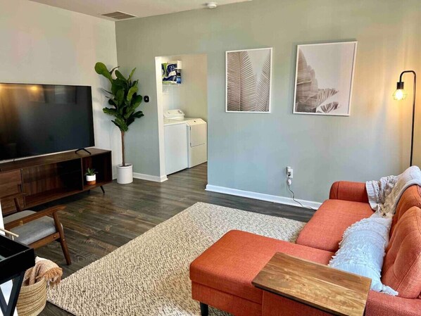 Smart TV - Gateway to Indy: Modern 1 BR (Indianapolis)