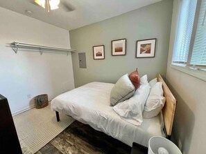 アイロン / アイロン台、WiFi (無料)、ベッドシーツ