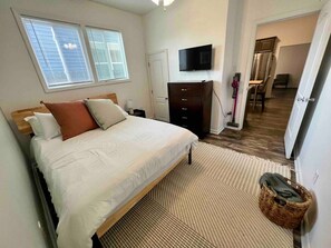 Iron/ironing board, free WiFi, bed sheets - Gateway to Indy: Modern 1 BR (Indianapolis)