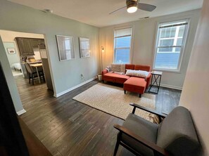 Smart TV - Gateway to Indy: Modern 1 BR (Indianapolis)