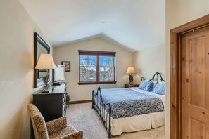 3 bedrooms, iron/ironing board, WiFi, bed sheets - Beautiful Unit in Quiet Area w/ Shuttle to Slopes (Breckenridge)