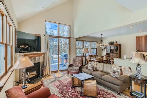 Beautiful Unit in Quiet Area w/ Shuttle to Slopes