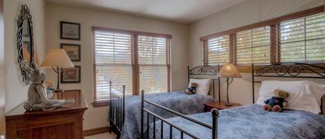 3 makuuhuonetta, silitysrauta/-lauta, Wi-Fi, vuodevaatteet