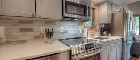 冷蔵庫、電子レンジ、オーブン、コンロ