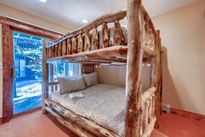 3 chambres, fer et planche à repasser, Wi-Fi, draps fournis