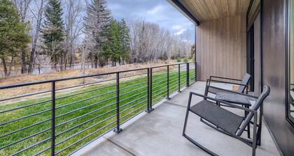 River View Retreat | Central Locale to it All!