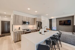 Køleskab, mikrobølgeovn, ovn, kogeplade