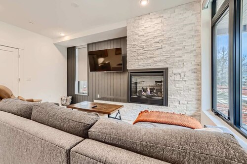 River View Retreat | Central Locale to it All!
