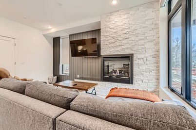 River View Retreat | Central Locale to it All!