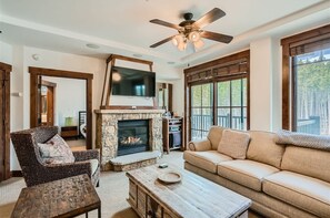 Een televisie, een open haard, een dvd-speler en een kantoor