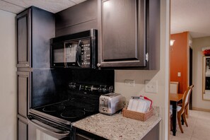 Een koelkast, een microgolfoven, een oven, een kookplaat