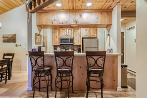 Kylskåp, mikrovågsugn, ugn och spishäll