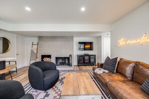 TV, fireplace - Rock Wren Poolside – 3 BDR Condo (Keystone)