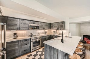 Fridge, microwave, oven, stovetop - Rock Wren Poolside – 3 BDR Condo (Keystone)