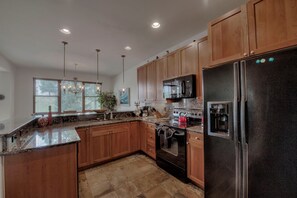 雪櫃、微波爐、焗爐、爐具