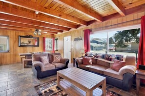 Smart TV, chimenea y futbolito