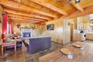 Smart TV, chimenea y futbolito