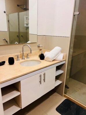 Shower, hair dryer, towels, soap - MORROS EPIC luxury beach - One-Bedroom Apartment
(La Boquilla)