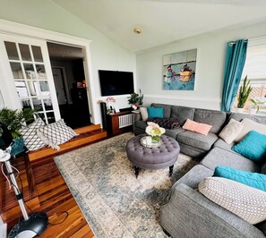 Smart TV, books - Halloween Season in Salem, MA- Charming 2-bedroom Victorian house (Salem)