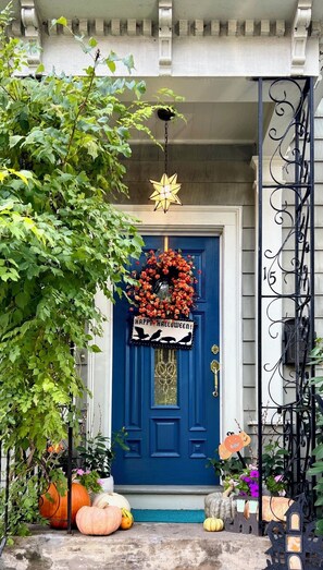 Exterior detail - Halloween Season in Salem, MA- Charming 2-bedroom Victorian house (Salem)