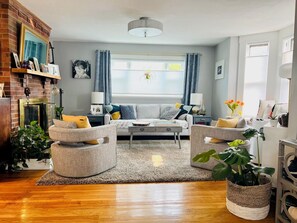 Smart TV, books - Halloween Season in Salem, MA- Charming 2-bedroom Victorian house (Salem)