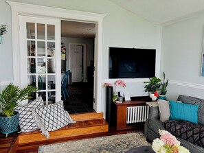 Smart TV, books - Halloween Season in Salem, MA- Charming 2-bedroom Victorian house (Salem)