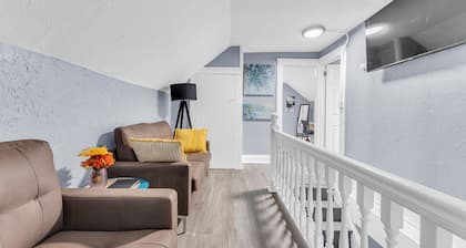 Quaint 2BR in Historical Little Italy