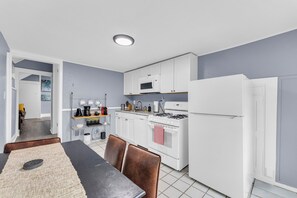 Four à micro-ondes, un four, surface de cuisson, lave-vaisselle