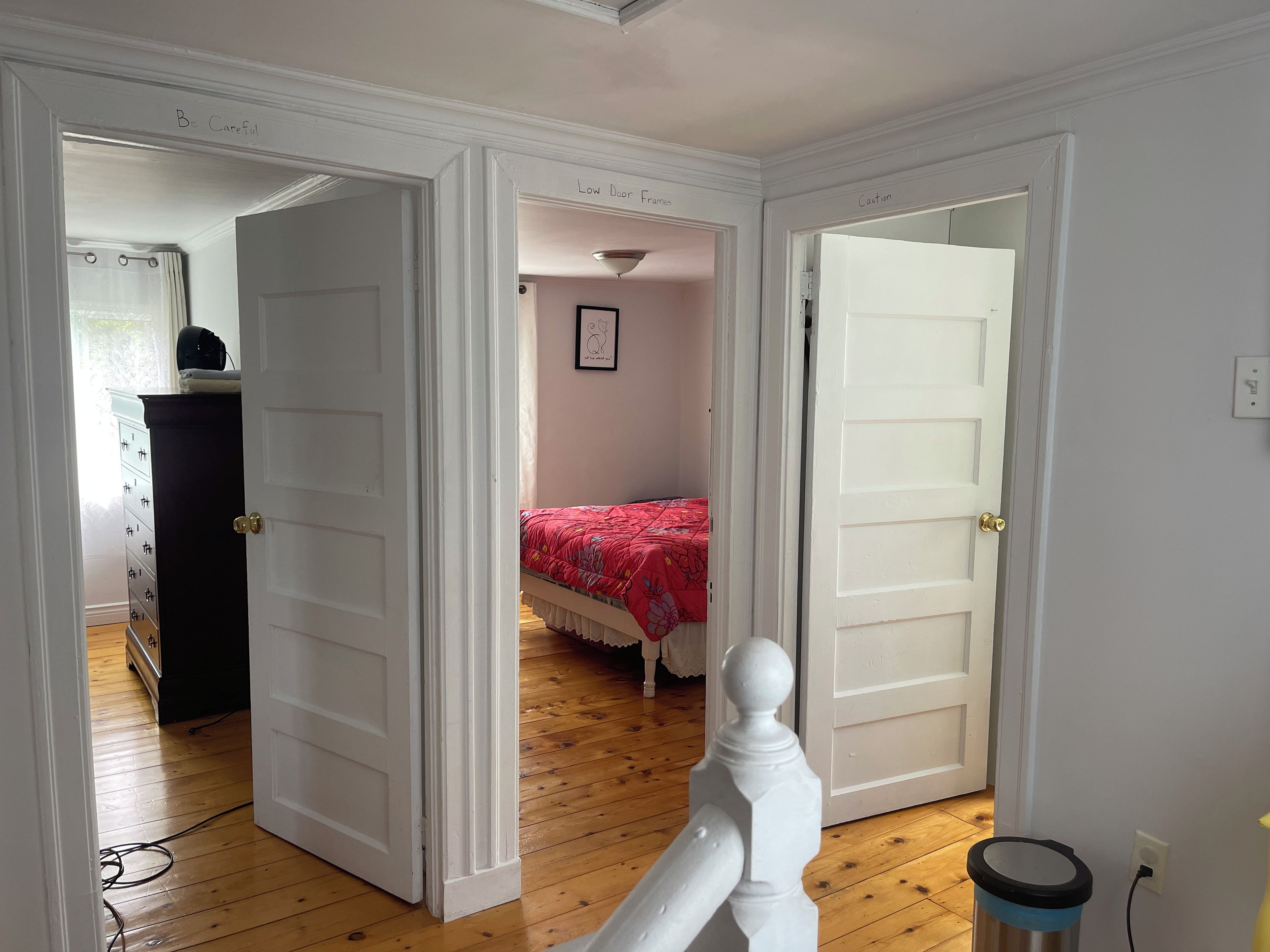 Une pièce comprenant un lit, une commode et une porte donnant sur une autre pièce.