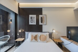 Studio Apartment, 1 Queen Bed | เครื่องนอนระดับพรีเมียม, เตียงเมมโมรีโฟม, ตู้นิรภัยในห้องพัก