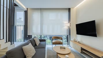 Gác, 1 phòng ngủ | Khu phòng khách | Smart TV 55-inch có truyền hình kỹ thuật số