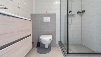 Een douche, een haardroger, handdoeken