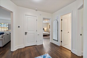 4 habitaciones, escritorio, tabla de planchar con plancha y wifi gratis 