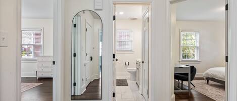 4 室のベッドルーム、デスク、アイロン / アイロン台、WiFi (無料)